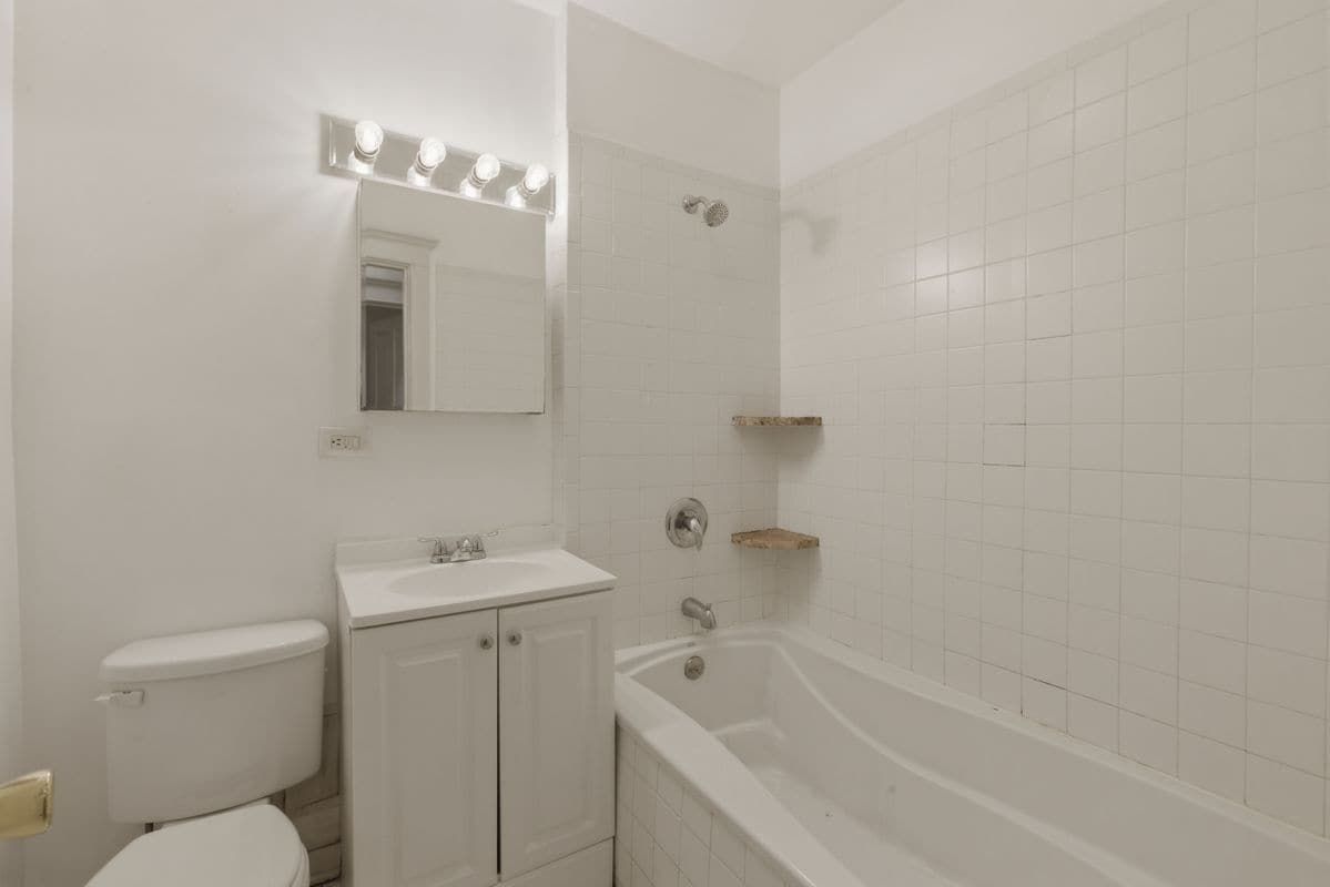 Building Photo - 5120 N Kenmore Ave