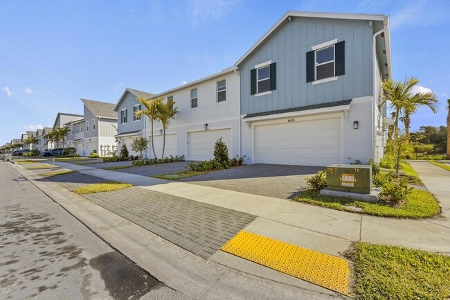 Building Photo - 4404 Longwood Lk Sq