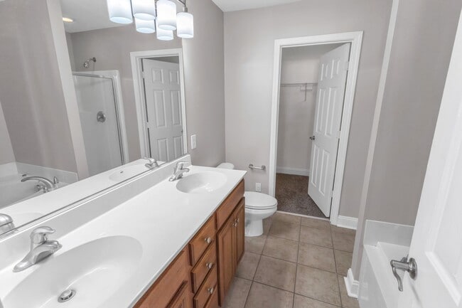 Building Photo - Spacious 3 bedroom 2.5 bath Townhome with 1 car garage