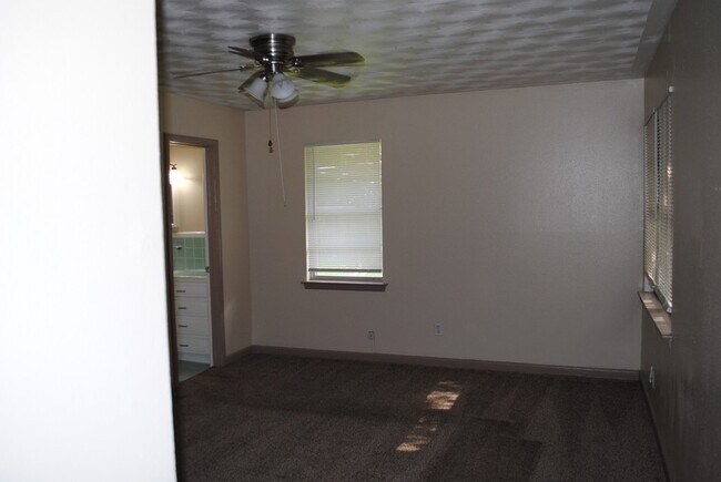 Building Photo - 623 Laurel St