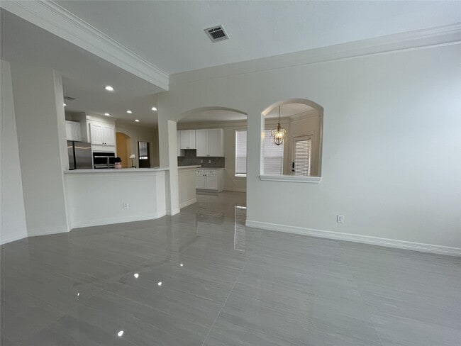 Building Photo - 5622 Lake Pl Dr