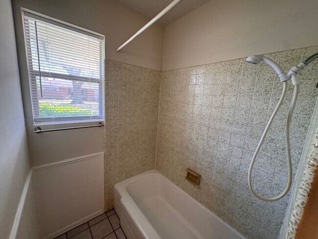 Building Photo - 3 bed 2 bath in a great neighborhood in Norman, Refreshed and ready for move in, 200 0ff by May 1st!