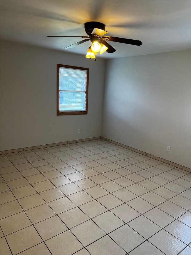 Building Photo - 3 BEDROOM, 2 BATH HOME WITH TILE THROUGHOUT & CLOSE TO THE TURNPIKE