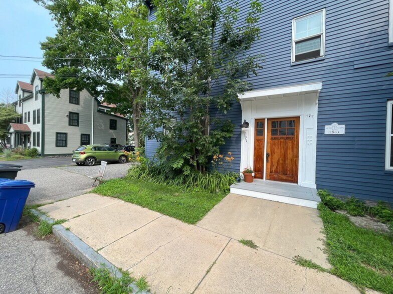 Building Photo - 171 Austin St