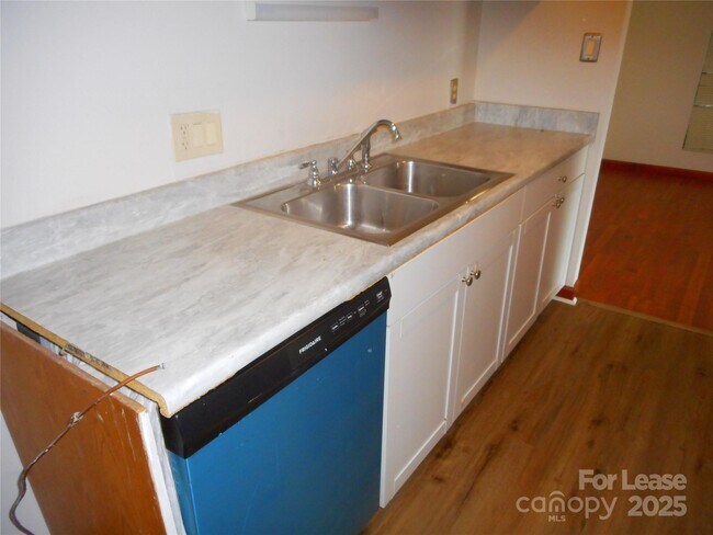 Building Photo - 5016 Sardis Rd