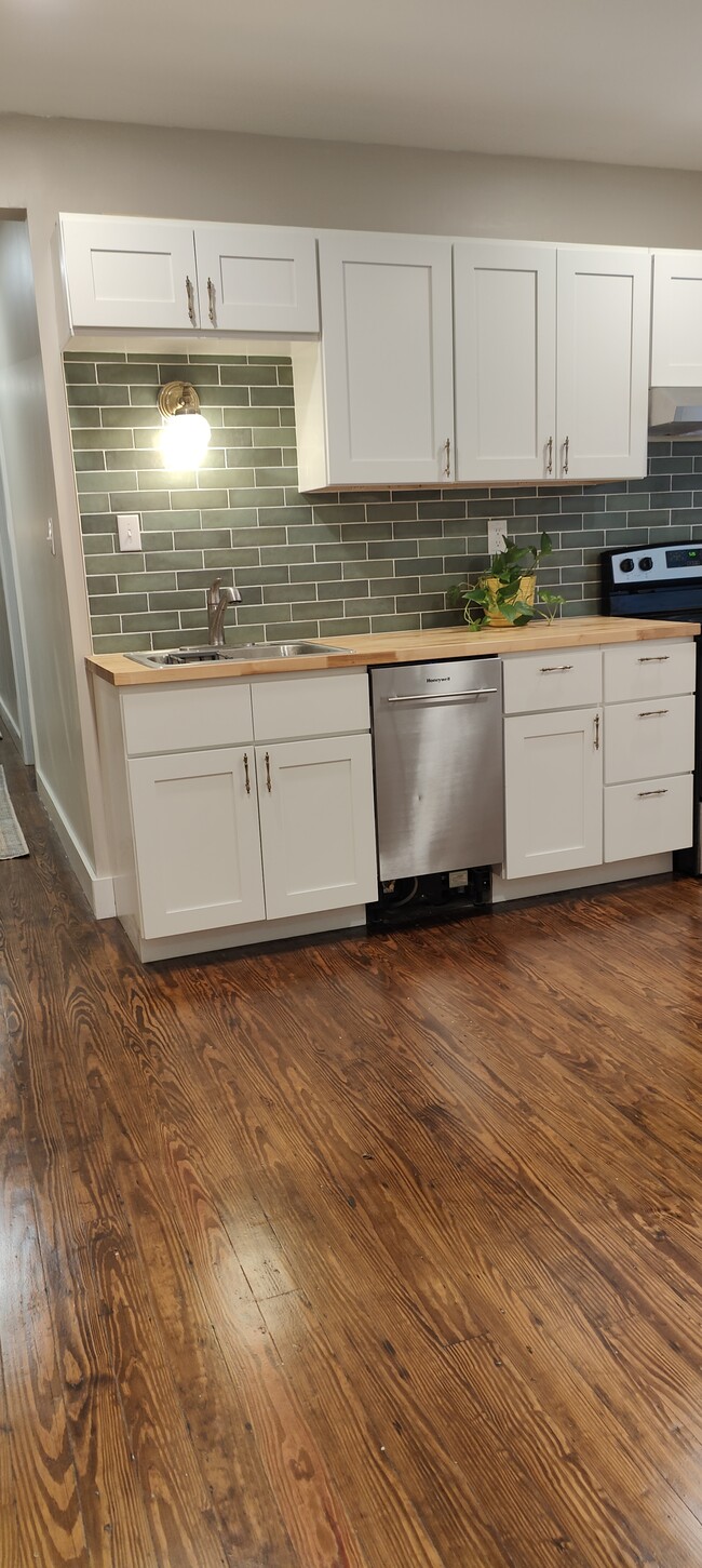 Building Photo - 213 Dennis St