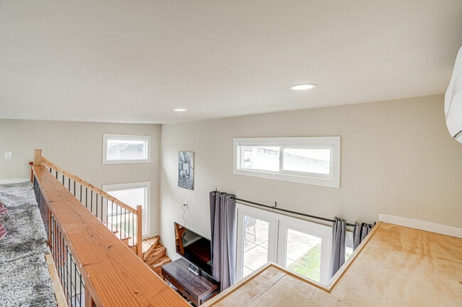 Building Photo - 1142 Temple Dr