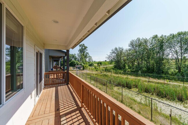 Building Photo - Light, Bright & Move-In Ready – 3BR Gem in Prime Ridgefield Location!  (Pet Friendly)