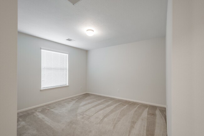 Building Photo - 10019 Lynnwood Dr