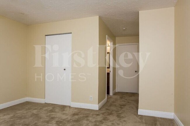 Building Photo - 5927 Ithaca Cir W