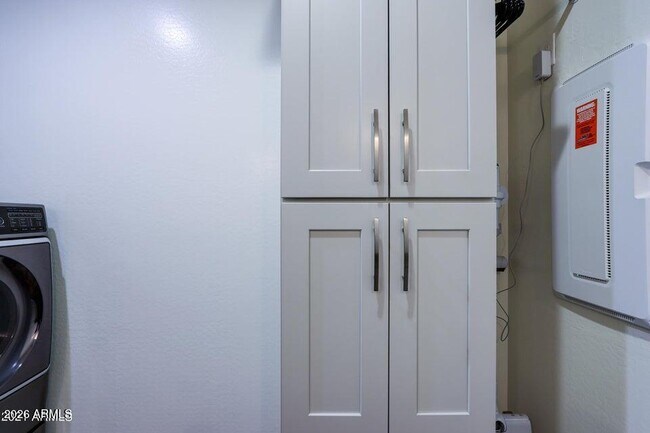 Building Photo - 948 W Yosemite Dr