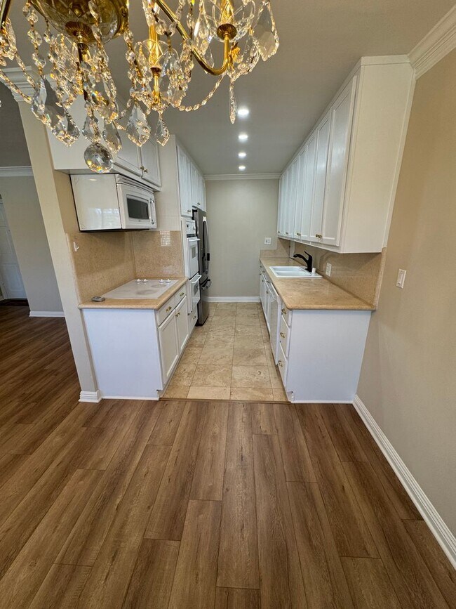 Building Photo - Beautiful Spacious Top Floor Condo 1 bed - 1 bath with parking in Burbank