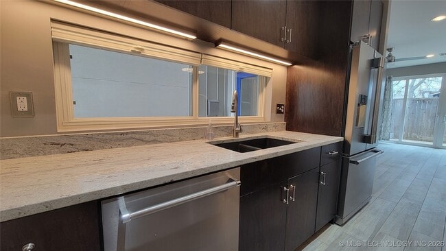 Building Photo - 1430 S Quincy Ave