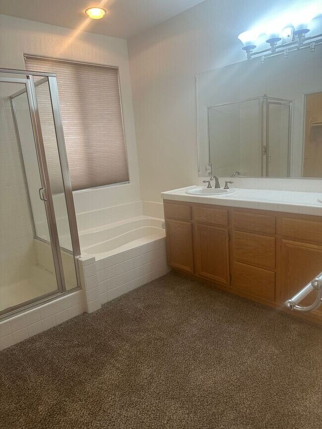 Building Photo - Spacious 3 + 2.5 Caynon Crest Home