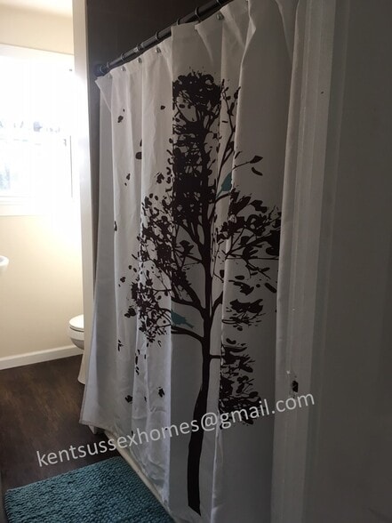 Bath with title surround - 9765 Westville Rd