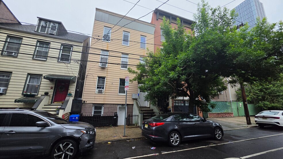 Building Photo - 204 3rd St