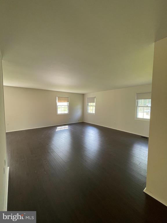 Building Photo - 15713 Pointer Ridge Dr