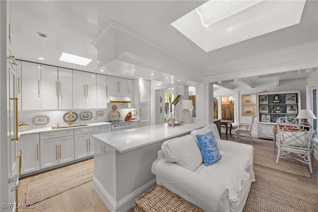 Building Photo - 295 6th St N