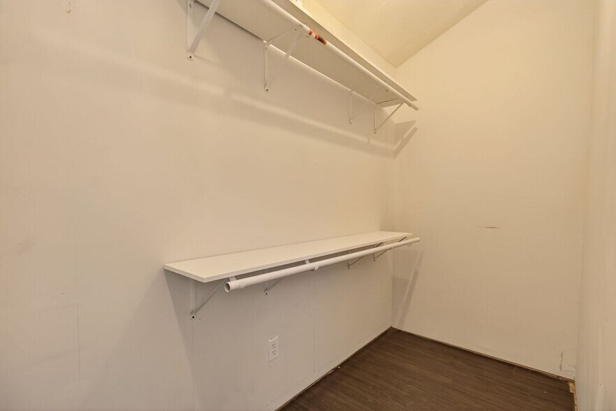 Building Photo - 837 Romney Ln