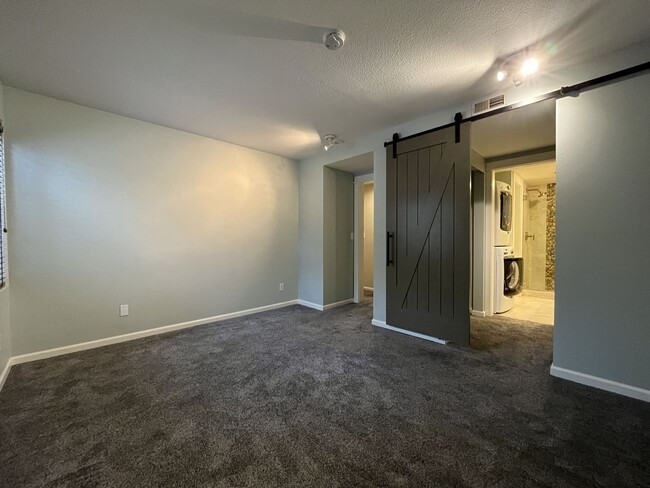 Building Photo - Ground Floor End Unit on Jantzen Beach with River Views & Flexible Living Space