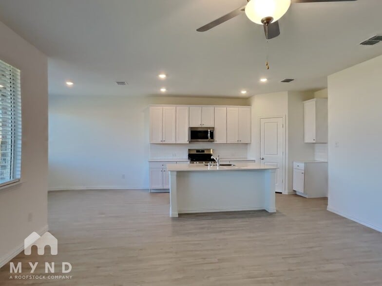 Building Photo - 1301 Rousseau Dr