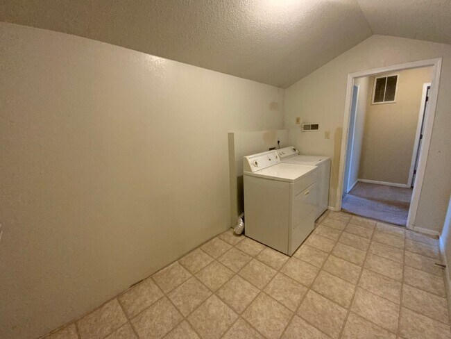 Building Photo - 3 Bedroom 2 Bathroom Duplex