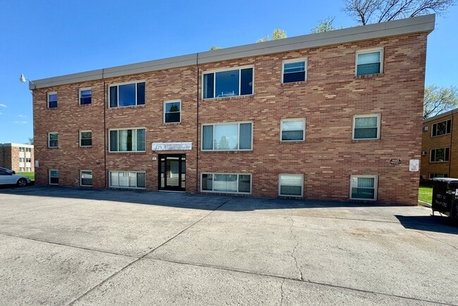 Building Photo - 906 8th St S