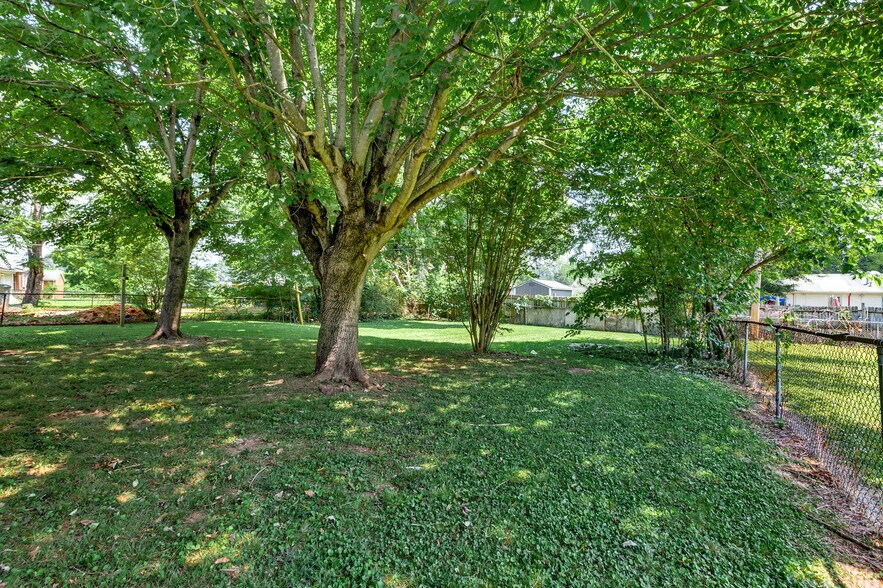 Building Photo - 1018 Fairway Dr NW