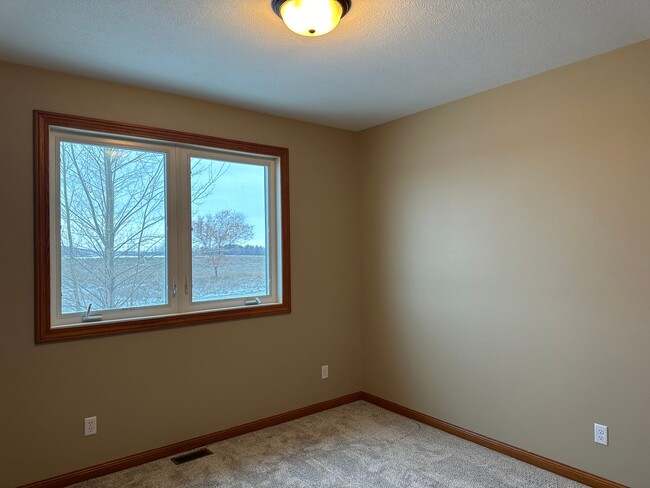 Building Photo - 4 Bedroom Townhome