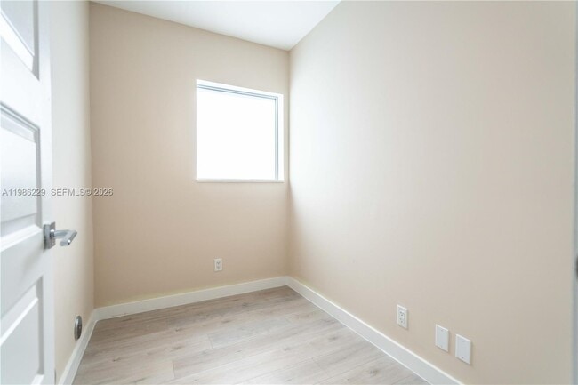 Building Photo - 2400 NE 26th St