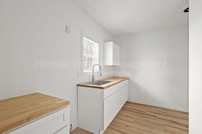 Building Photo - 822 N Bradley Ave