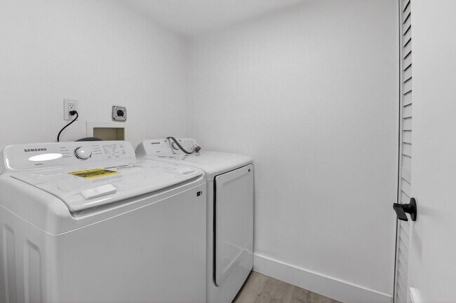 Building Photo - 14475 Strathmore Ln