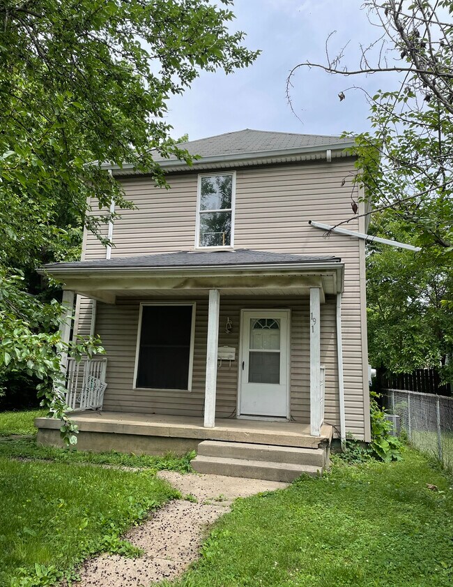 Primary Photo - 1915 Woodlawn Ave