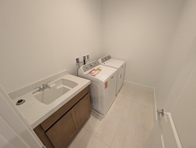 Building Photo - 675 Agate Bridge St