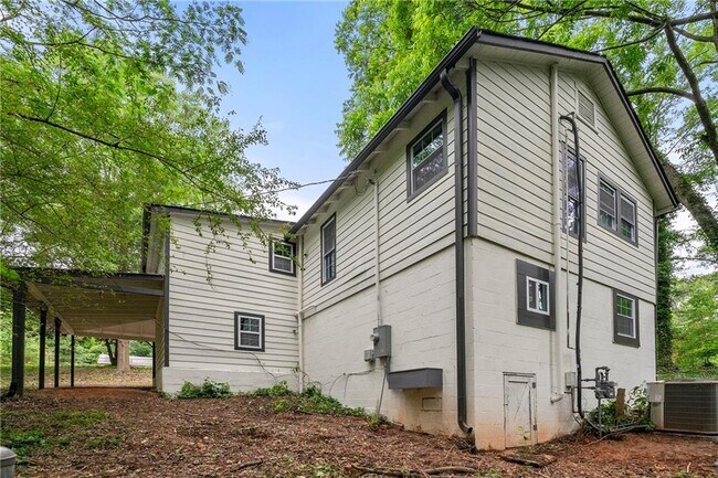 Building Photo - 5901 Ridge Dr SE