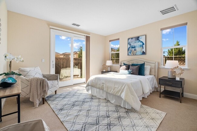 Building Photo - HILLTOP CORNER HOME WITH GORGEOUS VIEWS