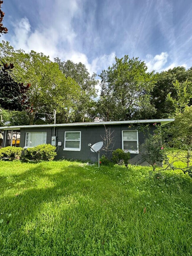 Building Photo - 3553 Centerhill Dr N
