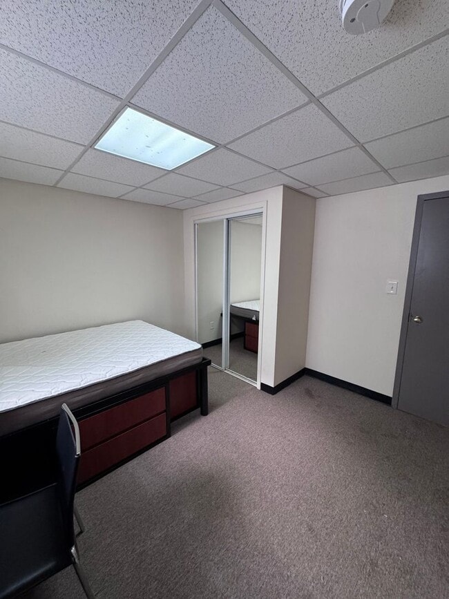 Building Photo - Cozy 1BR Hideaway at Campus Edge