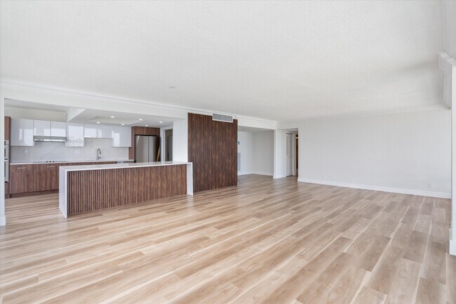 Building Photo - 2100 S Ocean Ln