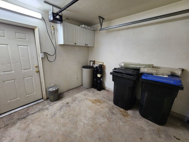 Building Photo - Beautiful 3 Bedroom & 2 1/2 Bath Condo.