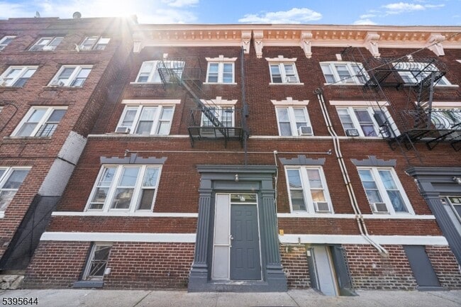 Building Photo - 57 Henry St