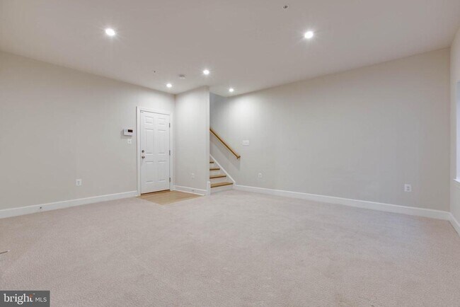 Building Photo - 8369 Meadowood Dr