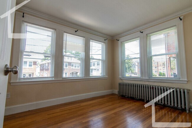 Building Photo - 8/1 Huge 3BR near Green Line w/EIK, pantry, yard, dining room