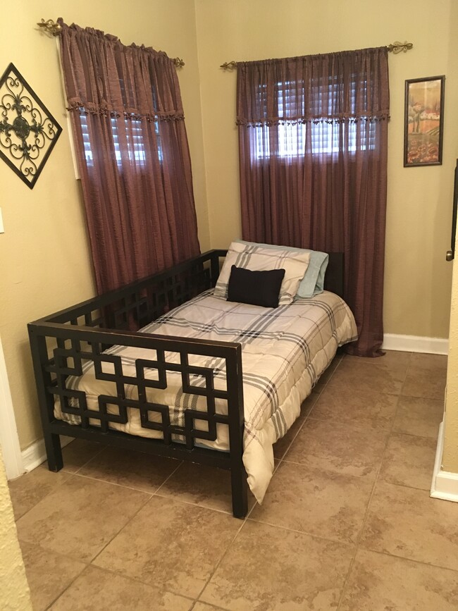 Building Photo - 1905 Ivy St