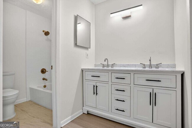 Building Photo - 8740 Roswell Rd