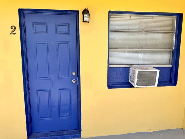Building Photo - "Charming 2-Bed Oasis in West Palm Beach"