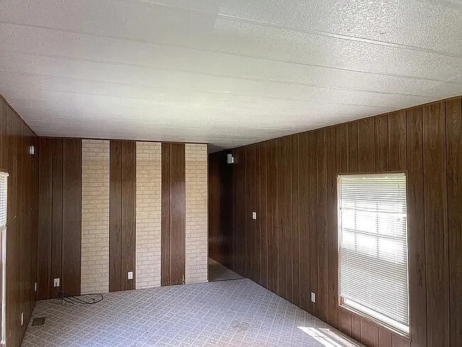 Building Photo - 2 Bedroom 1 Bathroom