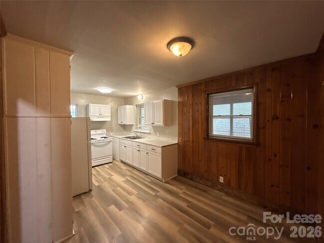 Building Photo - 2000 Weststone Dr