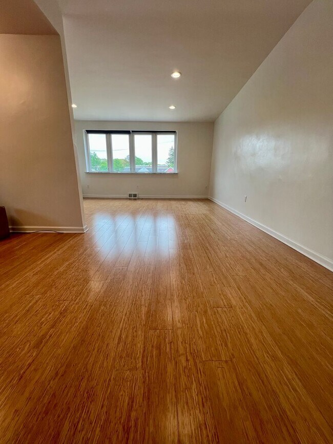 Building Photo - Gorgeous 3-Bedroom Townhome with One-Car Garage in Roxborough! Available NOW!