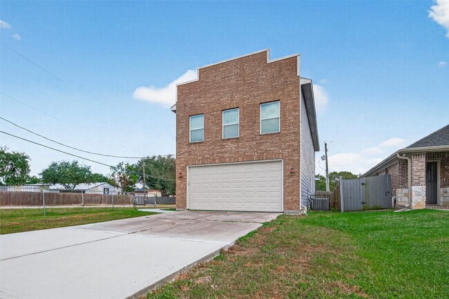 Building Photo - 146 Disney St